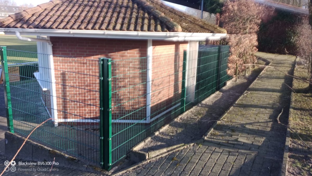 Sicherheit geht vor: Der Zaun soll mögliche Stürze vom barrierefreien Aufgang verhindern. 